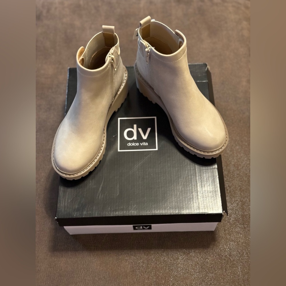 Dolce Vita.  Foxy stone youth.  Size 1